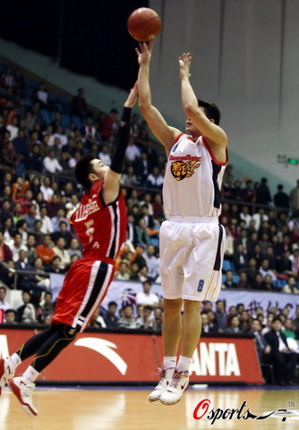 西甲｜ 争冠双雄正面对决 巴塞冲击马体会不败主场