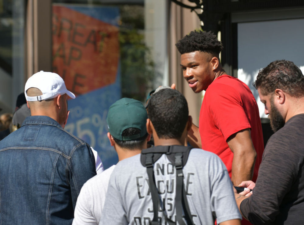 两队替补席 两队替补席